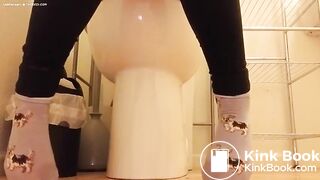 Girl poop and pees, (posibility diarrhea)