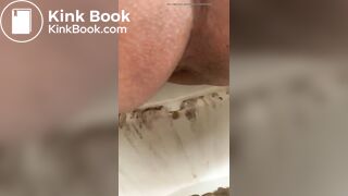 Chubby girl struggling to shit