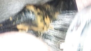 Masturbation avec caca sous la douche habiller