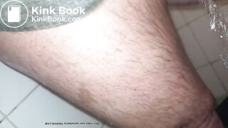 Masturbation avec caca sous la douche habiller