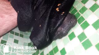 Masturbation avec caca sous la douche habiller