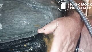Masturbation avec caca sous la douche habiller
