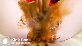 Amateur girl masturbating with fresh shit