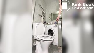 girl enjoy defecation 0