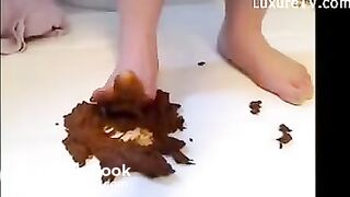 curvy babe shitting and smearing on her big tits