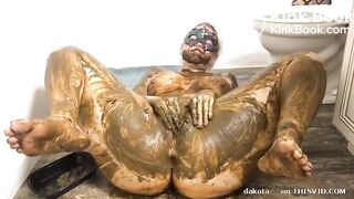 Beautyfull girl smearing shit @@