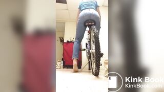 Amateur MILF shits in her jeans