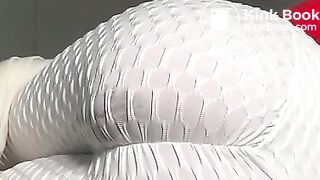 Filling white leggings with hot shit