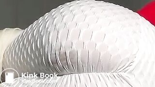 Filling white leggings with hot shit