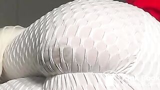 Filling white leggings with hot shit