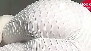 Filling white leggings with hot shit