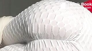 Filling white leggings with hot shit