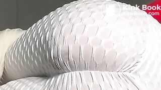 Filling white leggings with hot shit