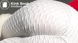 Filling white leggings with hot shit