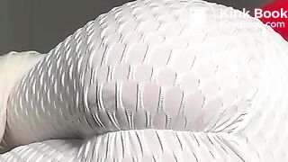 Filling white leggings with hot shit