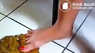 Young lady desperate pantie poop