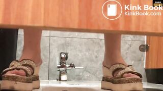 Girl Chinese pooping pis toilet.FFT_022