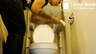 Woman pooping - video 35
