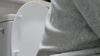 GIRL RECORDING HER SELF WHILE POOPING 18