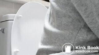 GIRL RECORDING HER SELF WHILE POOPING 18