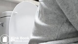 GIRL RECORDING HER SELF WHILE POOPING 18