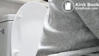 GIRL RECORDING HER SELF WHILE POOPING 18