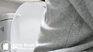 GIRL RECORDING HER SELF WHILE POOPING 18