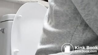 GIRL RECORDING HER SELF WHILE POOPING 18