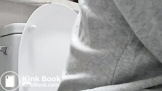 GIRL RECORDING HER SELF WHILE POOPING 18