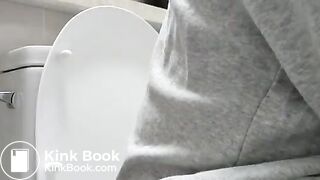 GIRL RECORDING HER SELF WHILE POOPING 18