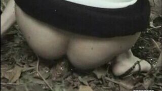 Voyeur sees slim beauty pooping in the park (3)