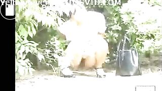 Stalker spies cutie pooping in the bushes (4)