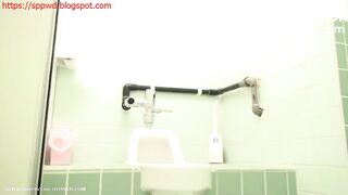 Girl got scared by sound and miss the toilet [VICD-263]