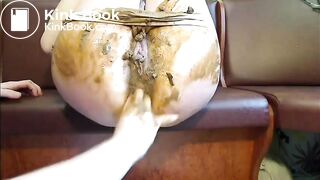 Girl pooping - video 208
