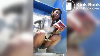 Thai Girl poop toilet