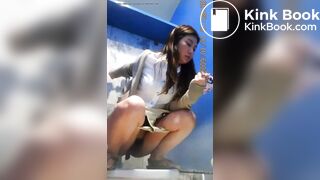 Thai Girl poop toilet