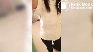 Milf takes a dump in her tight black jeans