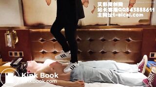 Chinese femdom贝壳头把毯子踩破皮