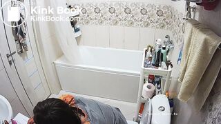 Woman pooping in Toilet 276