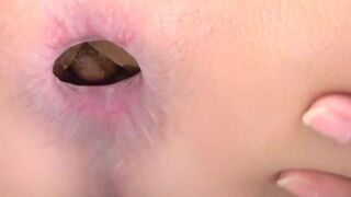 Hot Japanese girl pooping