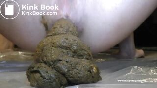 Very huge girl pooping