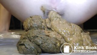 Very huge girl pooping