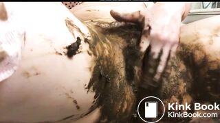 Smears her pussy then fucks it