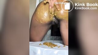 Smearing her bouncy booty