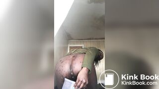 spotted ass squeezes out shit