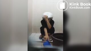 Ngintip cewek berak di SPBU