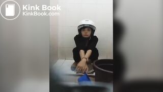 Ngintip cewek berak di SPBU