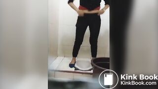 Ngintip cewek berak di SPBU