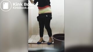 Ngintip cewek berak di SPBU