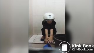 Ngintip cewek berak di SPBU